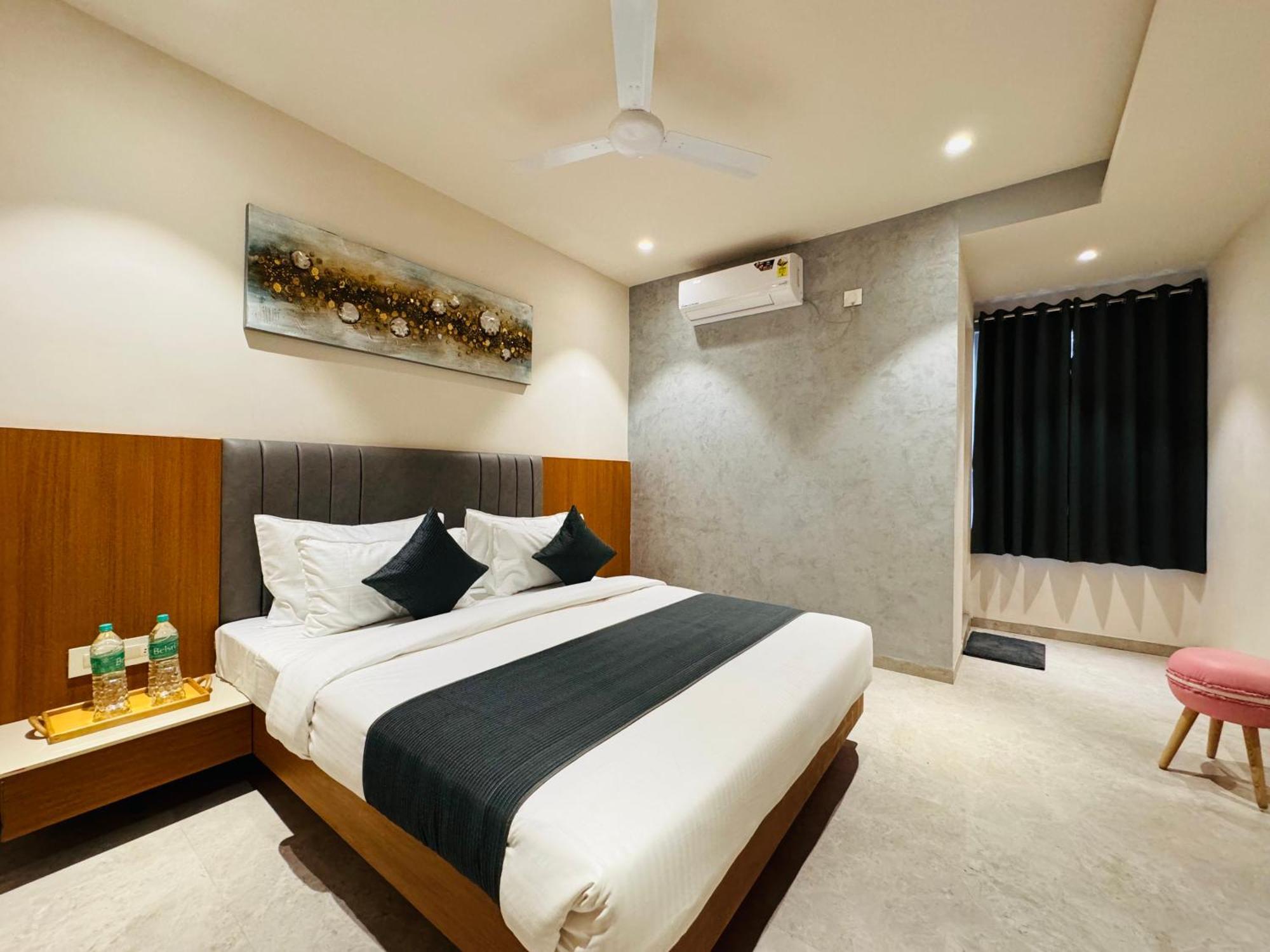 Hotel Rudhav Palace Ujjain Eksteriør billede
