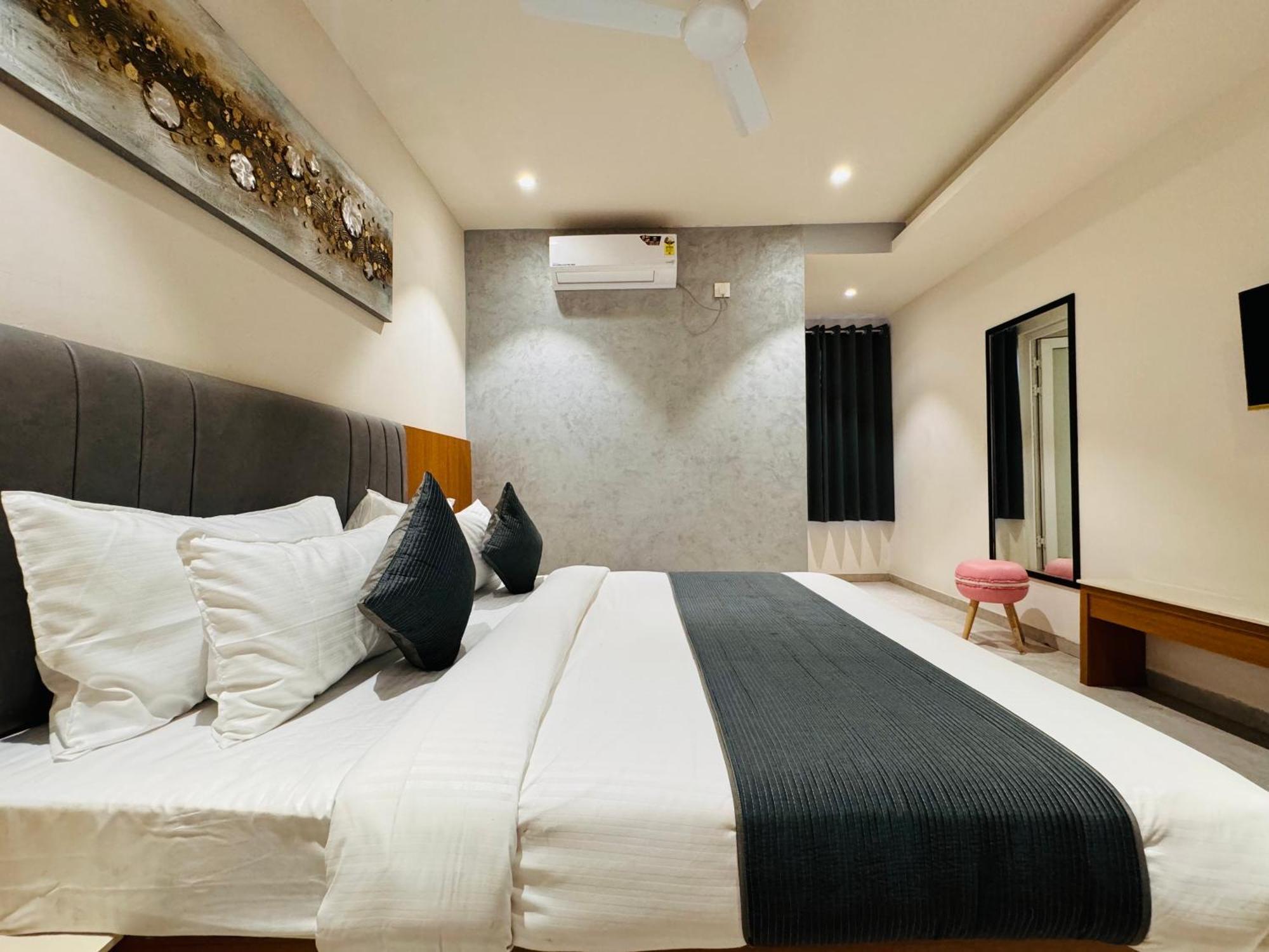 Hotel Rudhav Palace Ujjain Eksteriør billede